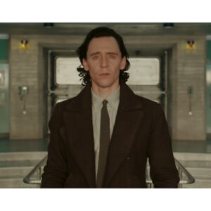 Pre-Sale Tom Hiddleston Autographed Photo #29 (3 sizes available)