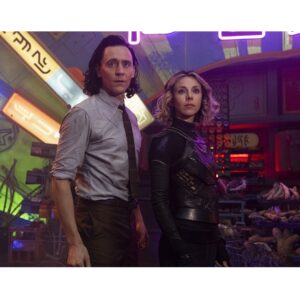 Pre-Sale Tom Hiddleston Autographed Photo #30 (2 sizes available)