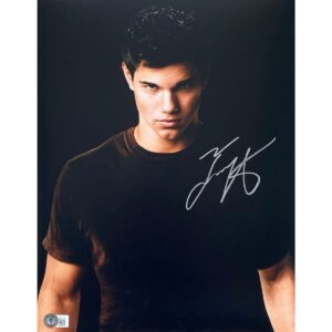 Taylor Lautner Signed Photo #2 w/ BAS (11x14)